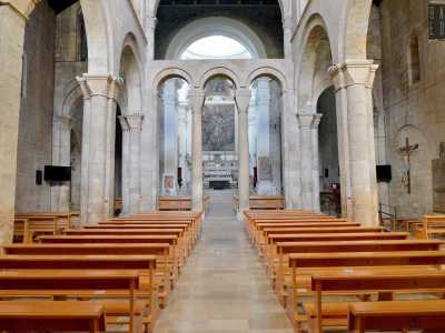 Varchiamo finalmente l�ingresso. Entrando ci ritroviamo in un ambiente sobrio a tre navate scandite da due file di tre archi a tutto sesto, impostati su semicolonne...